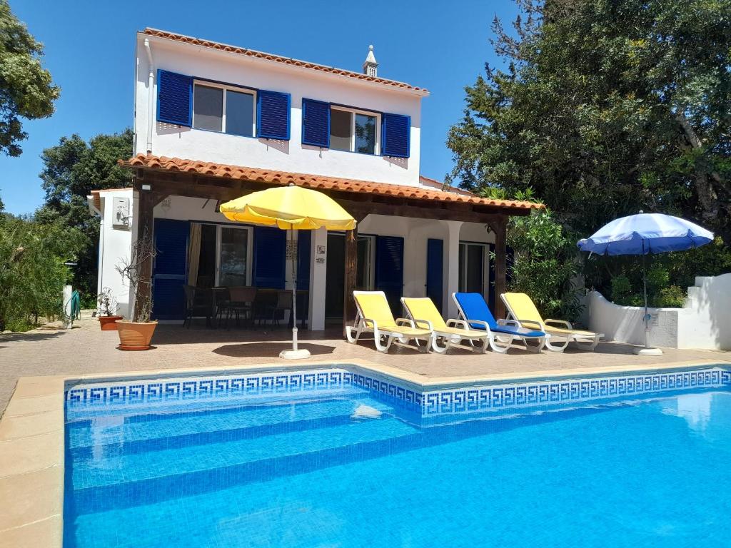 Villa con piscina frente a una casa en Casa dos Amigos - NEW management, en Estói