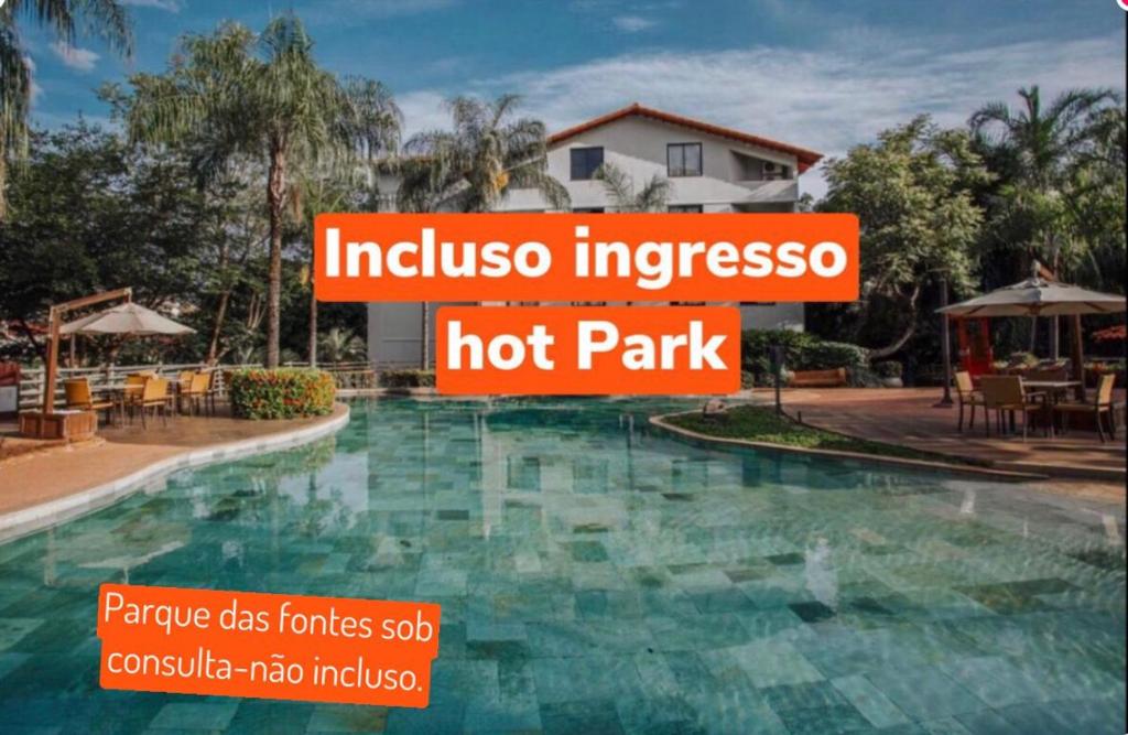 ein Schild, auf dem ein beeindruckender Park mit Pool steht in der Unterkunft Rio Quente Luupi- Apartamento-131 P in Rio Quente