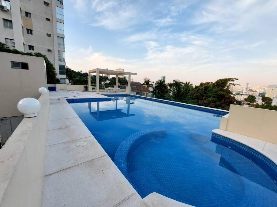 una piscina en la azotea de un edificio en Condominio en zona turística en Acapulco