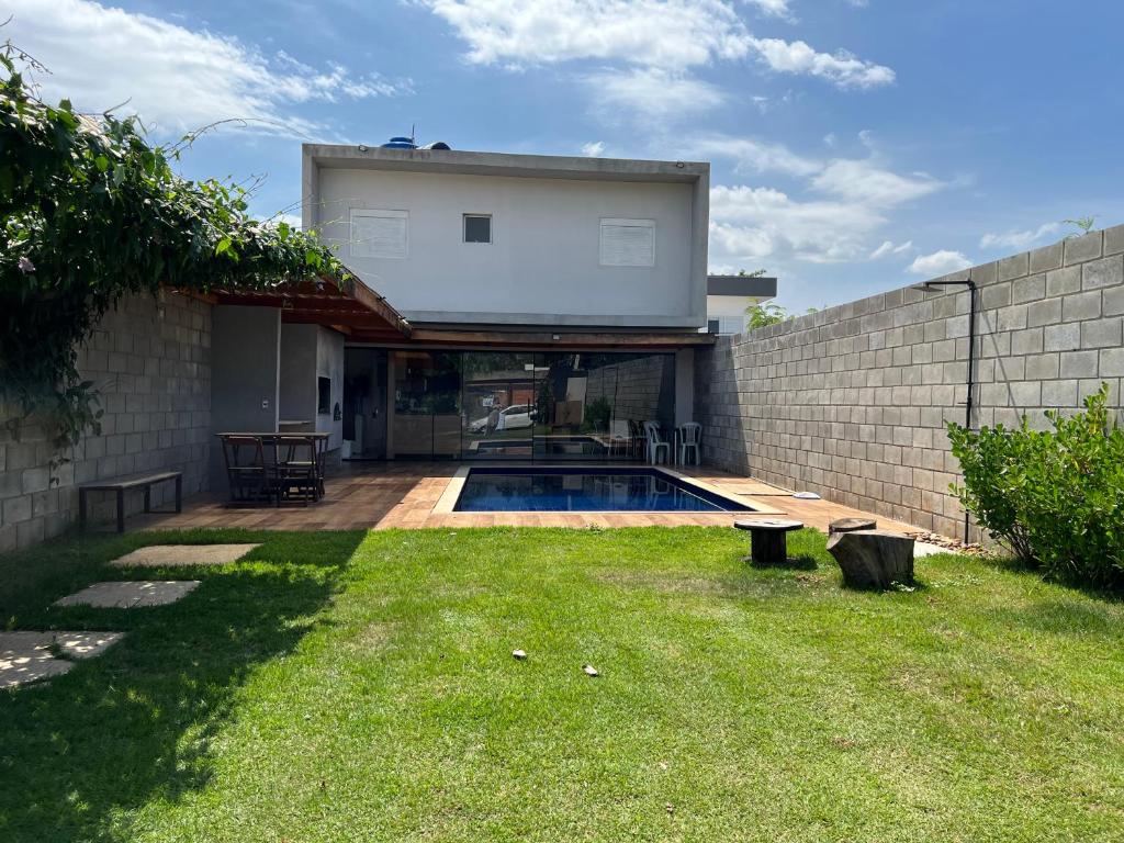a backyard with a swimming pool and a house at Skyhouse in Boituva