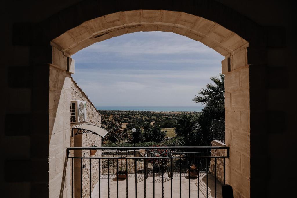 an archway in a building with a view at Balcone Mediterraneo - Donnalucata & Marina di Ragusa in Ragusa