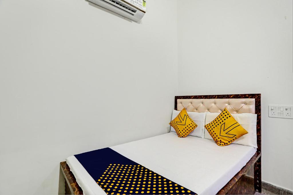 Кровать или кровати в номере SPOT ON Welcome Hotel