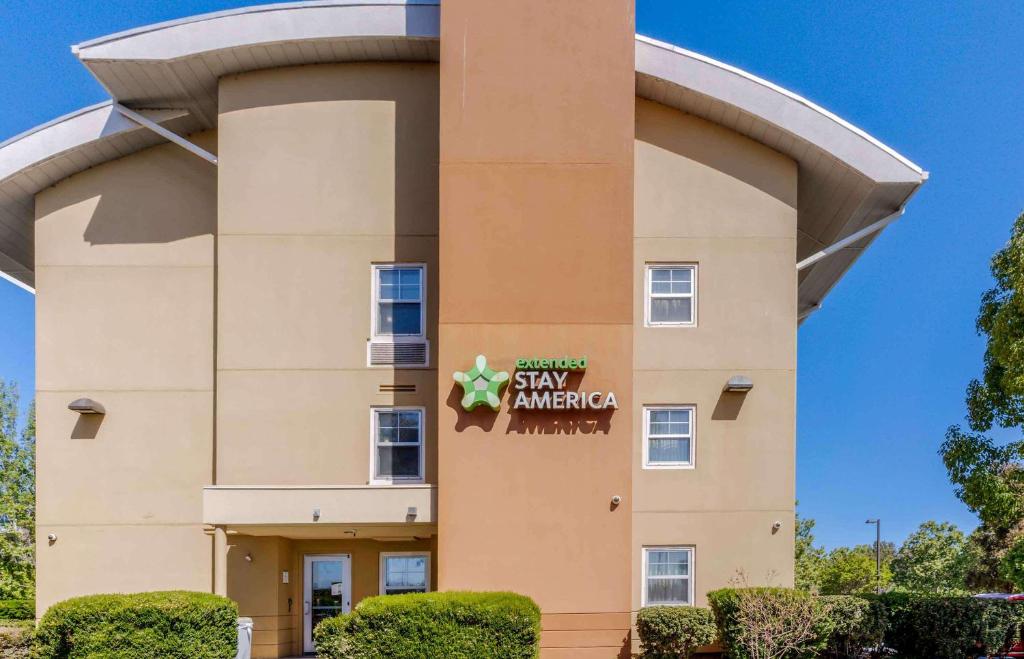 un edificio con la firma de quedarse América en él en Extended Stay America Suites - San Jose - Santa Clara en San José