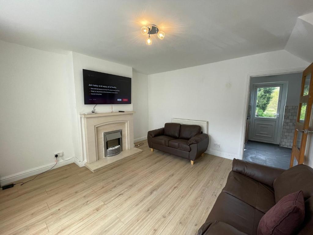 a living room with a couch and a fireplace at 2BR 15 min to BHX Airport 5 min to Heartlands in Birmingham
