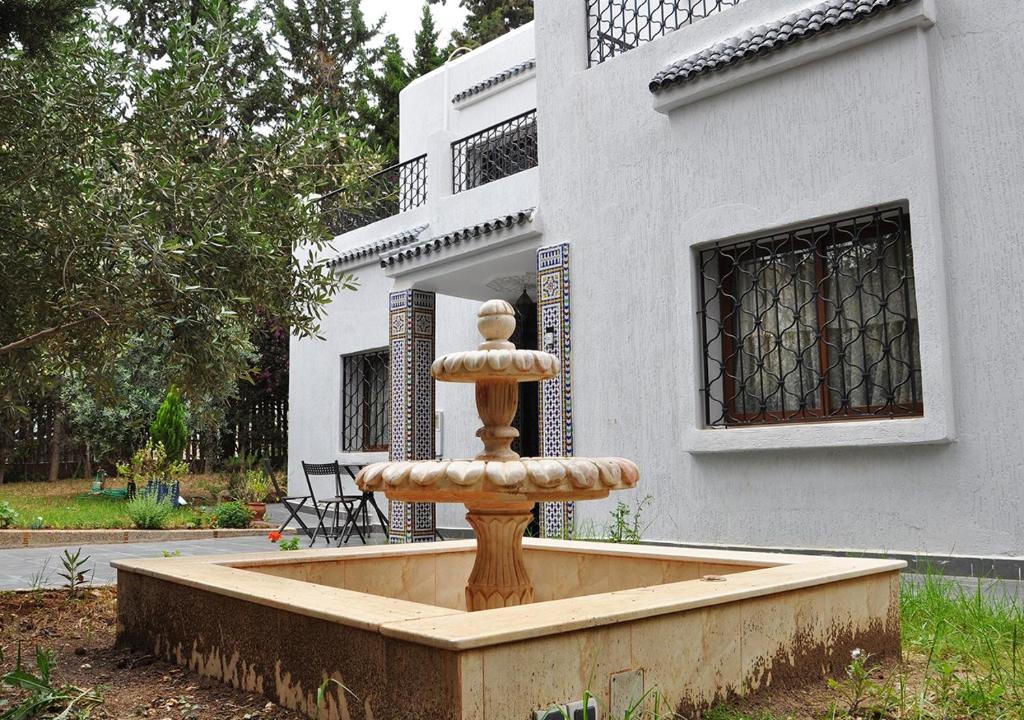 une fontaine devant un bâtiment dans l'établissement Luxury Fes Villa, à Fès