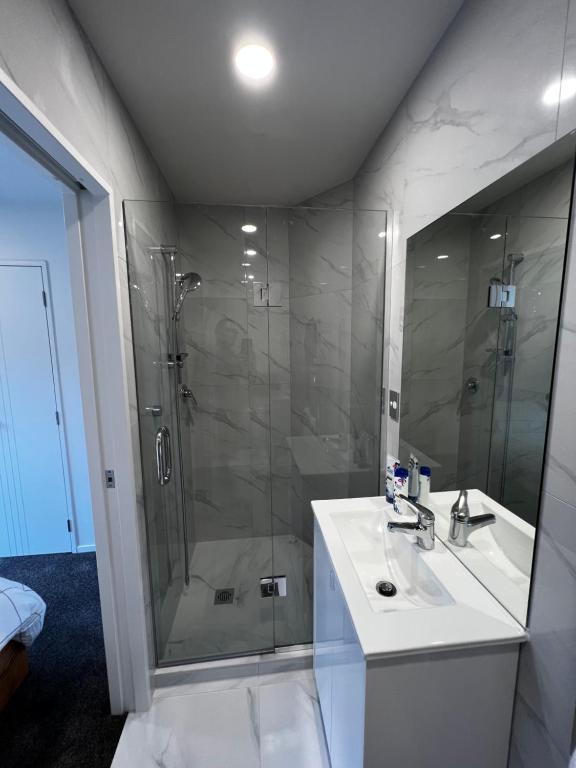 Modern Home by the Reserve - Resim 10