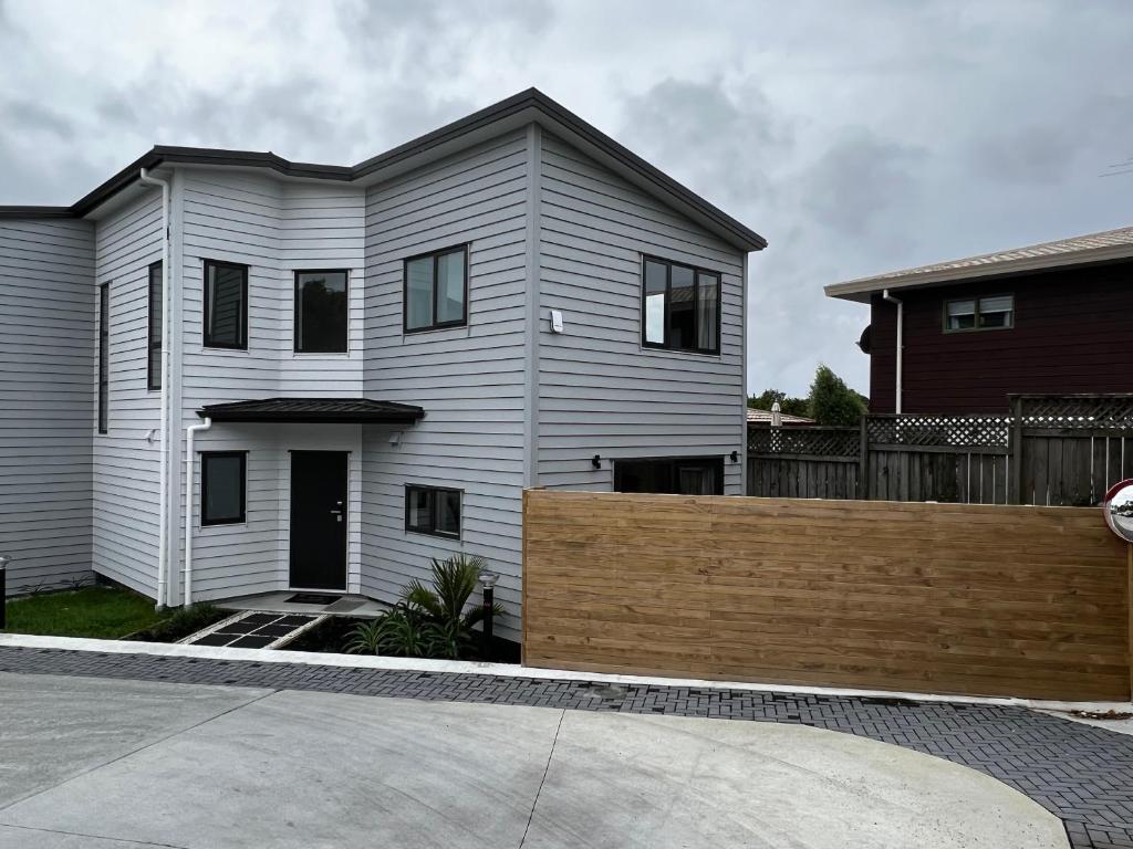 Modern Home by the Reserve - Resim 11