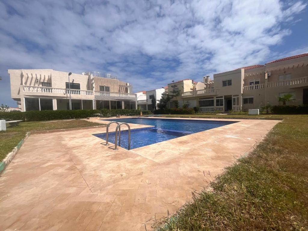 una piscina frente a un edificio en Golden Beach Villa Casablanca, en Sidi Rahal