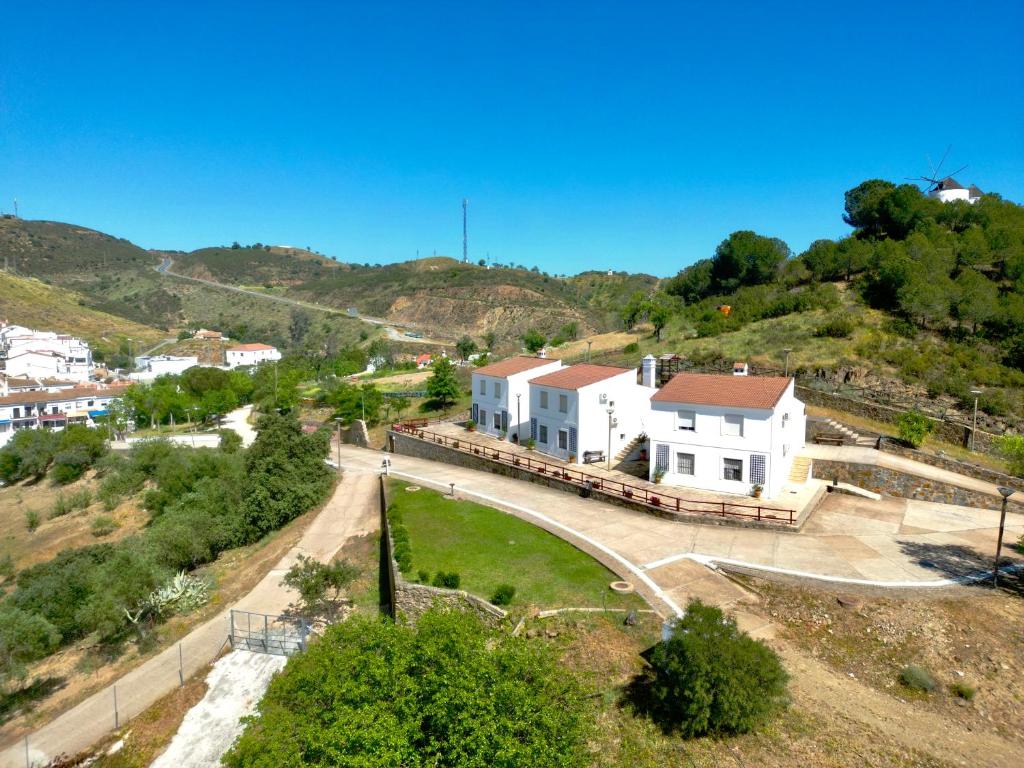 una casa blanca al lado de una colina en Los Molinos, en Sanlúcar de Guadiana
