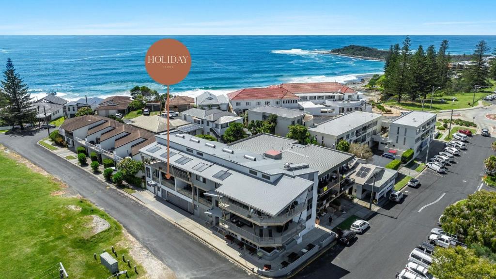 eine Luftansicht eines Hauses mit einem Stoppschild in der Unterkunft Pilotage 3 - Ocean and Lighthouse views in Yamba