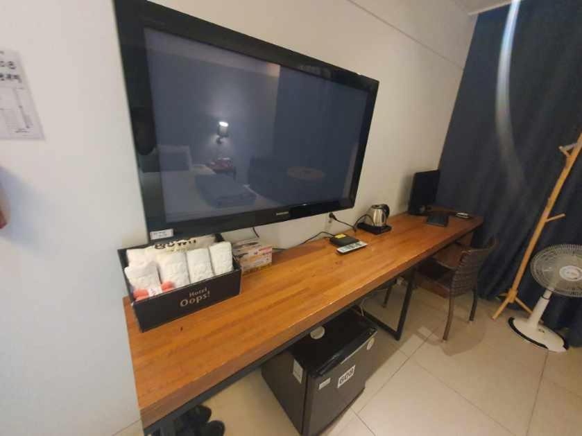 TV a/nebo společenská místnost v ubytování Yeonsan Oops Hotel