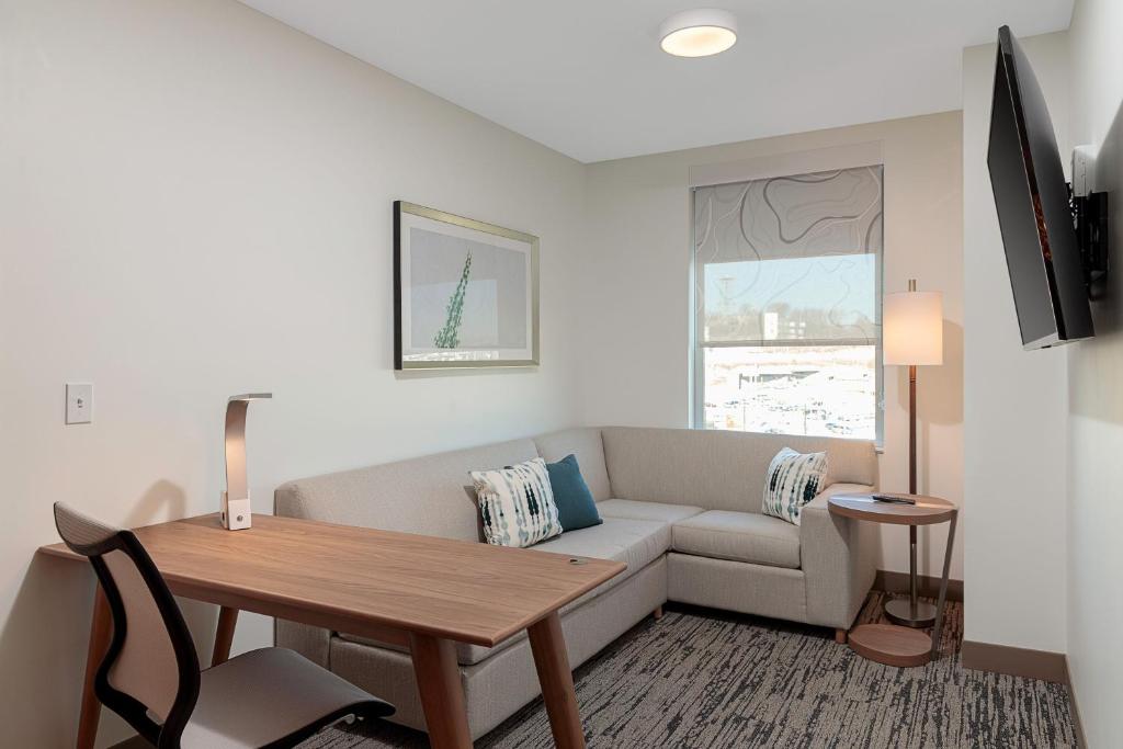 Element Nashville Vanderbilt West End - One Bedroom King Suite With Sofa Bed And City View