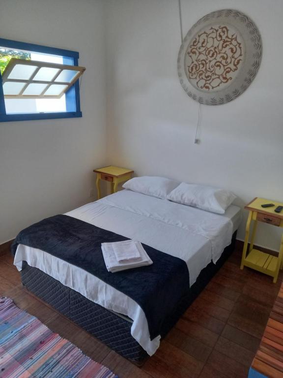 a bedroom with a bed and a window at Pousada Tabernáculo in Tiradentes