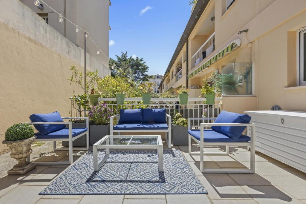 a patio with chairs and a table on a building at Cannes NG - Appartement à 10 mn du Palais des Festivals in Cannes