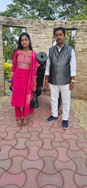 Un uomo e una donna in piedi uno accanto all'altro di MOTIJHIL,MURSHIDABAD a Murshidābād