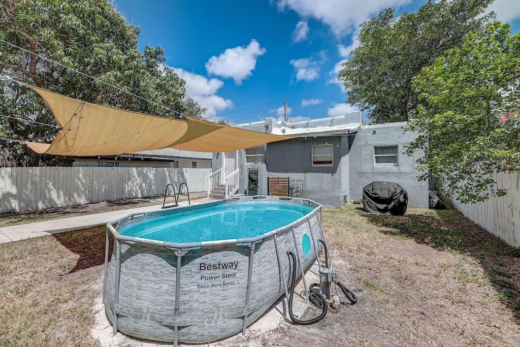 una piscina en un patio trasero con dosel. en Miami Luxury 4BR Home with Pool, Next to Wynwood & South beach, en Miami
