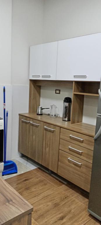 uma cozinha com armários de madeira e uma bancada em Santa Ursula Departamento em San Sebastián