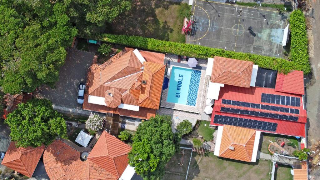 una vista aérea de una casa con paneles solares en HOTEL PORTAL DE VITERBO Y RESTAURANTE LA FONDA, en Viterbo