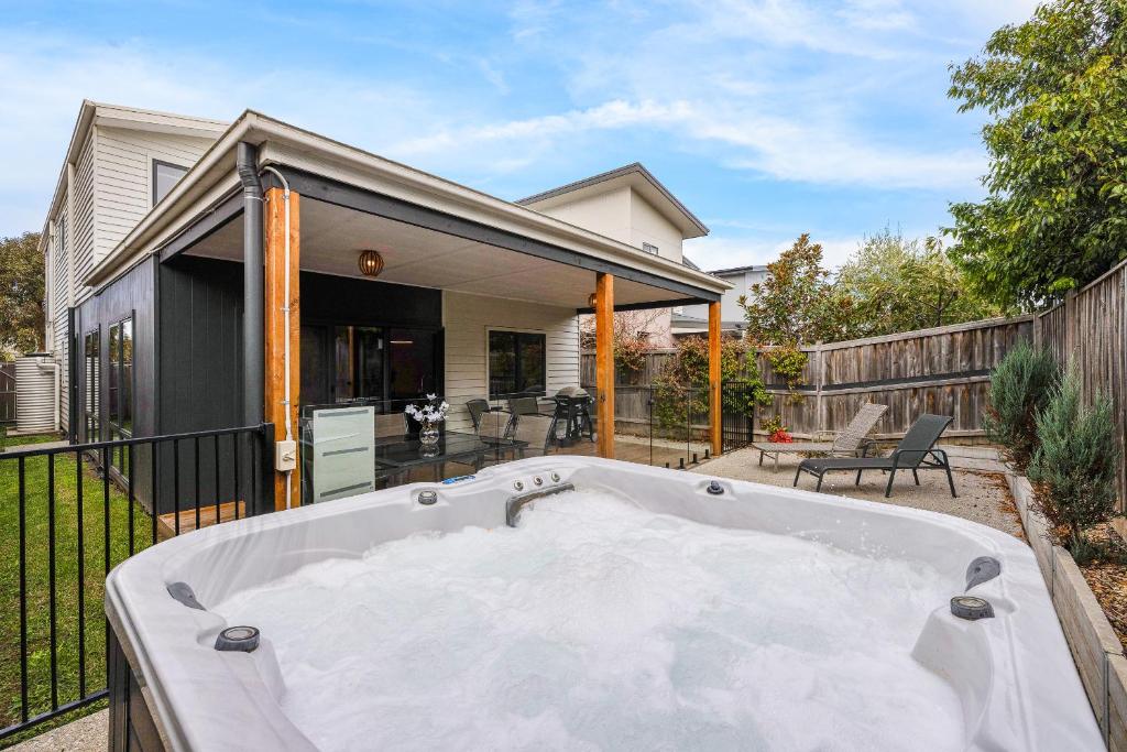 a bath tub in the backyard of a house at Seagrove Retreat Cowes in Cowes