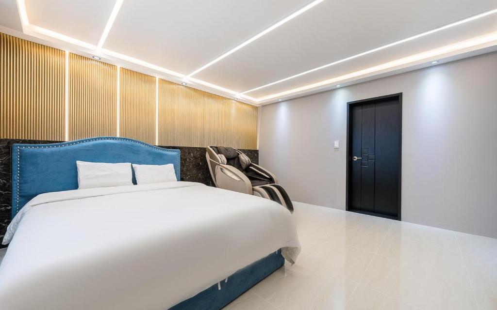Postel nebo postele na pokoji v ubytování Cheese Hotel Seomyeon