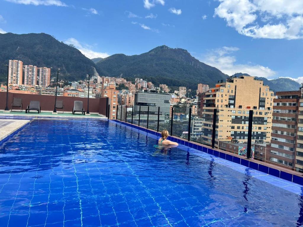 Πισίνα στο ή κοντά στο Loft/Apartaestudio Chapinero con piscina gym