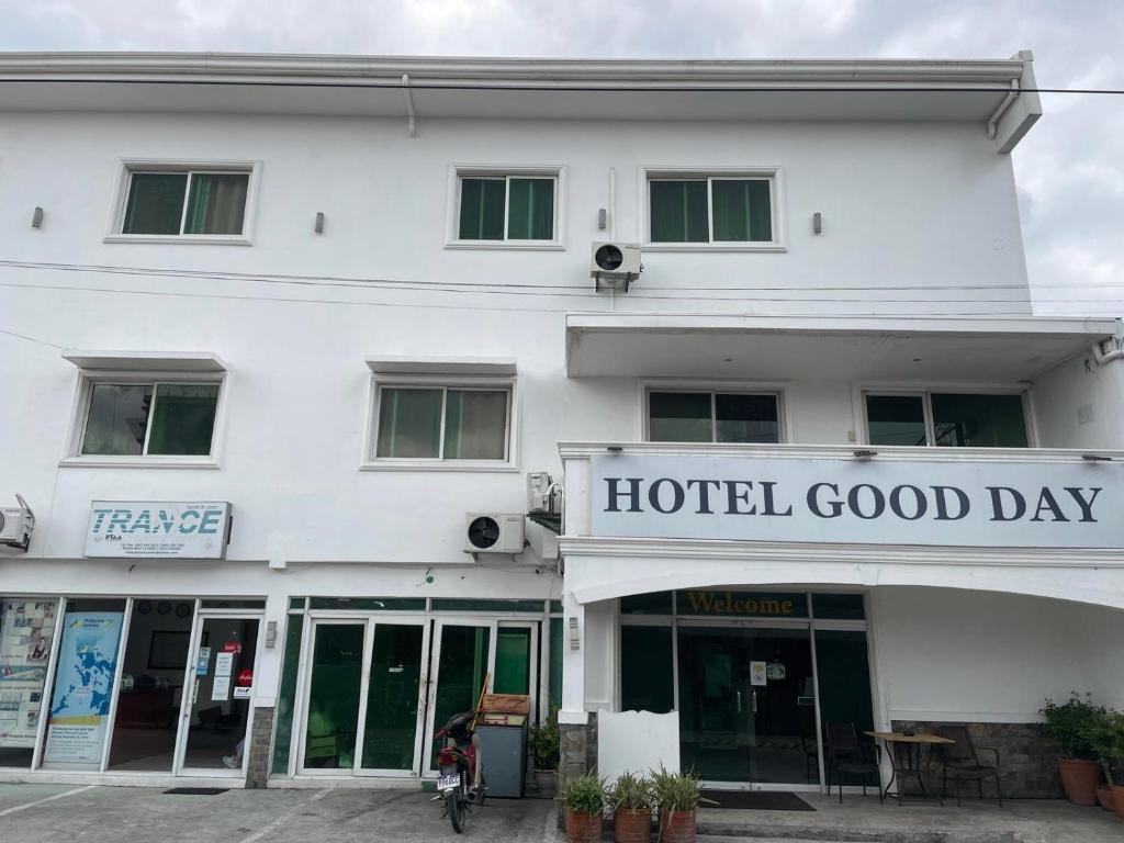 un hotel blanco con un letrero que dice buen día en Hotel Good Day en Ángeles