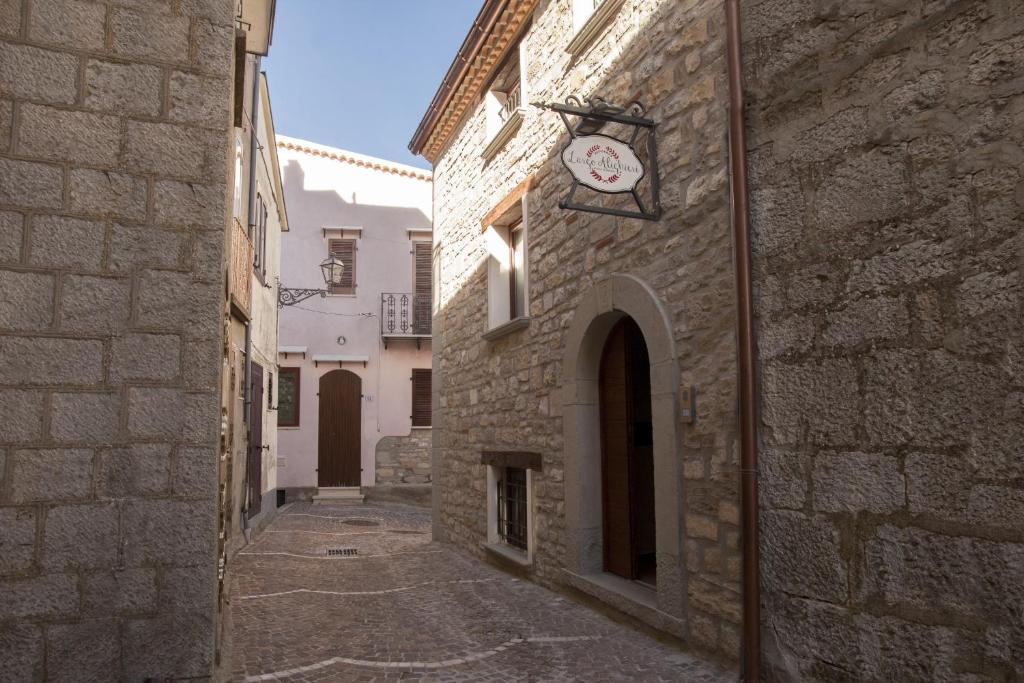 Une allée avec une horloge sur le côté d'un bâtiment dans l'établissement B&B Largo Alighieri, à Schiavi di Abruzzo