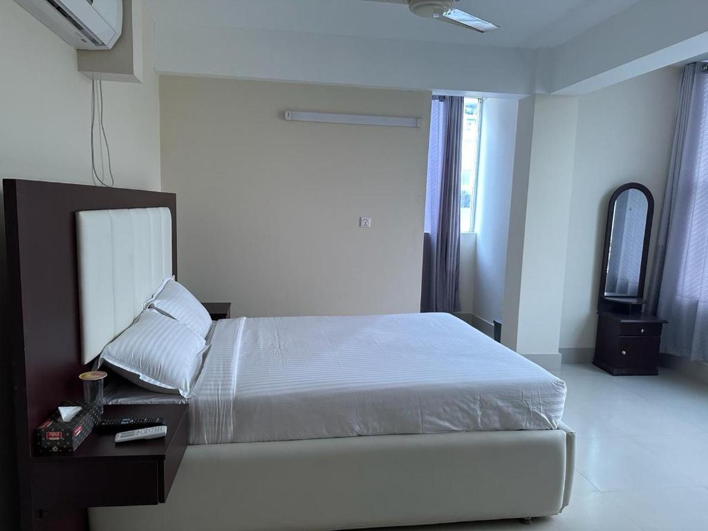 Hotel Kingfisher - Barishal - Family Room With Lake View