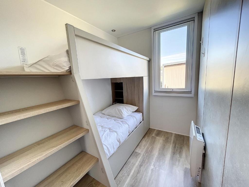 Posteľ alebo postele v izbe v ubytovaní Mobil-home tout confort 6 pers, 3 ch, 2 sdb, piscine, à 200m de la plage, plein cœur de Jullouville - FR-1-361A-55