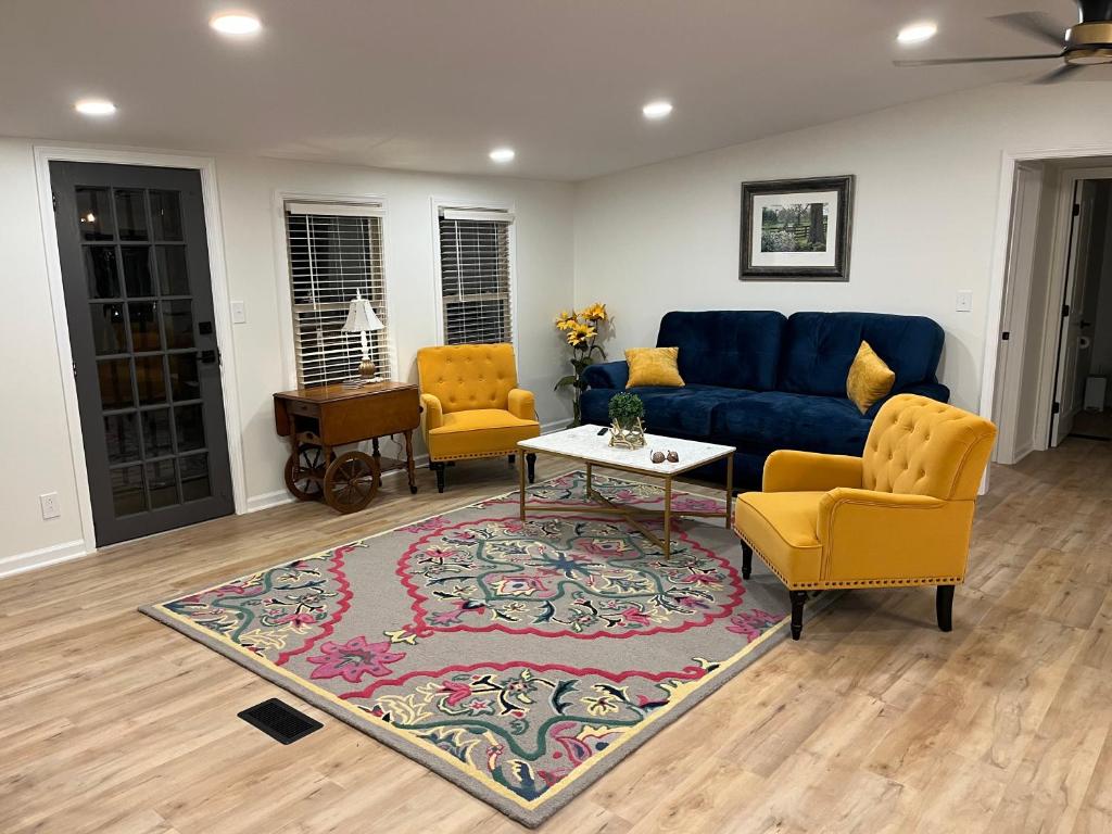 salon z niebieską kanapą i 2 krzesłami w obiekcie Whiskey Woods w mieście Frankfort
