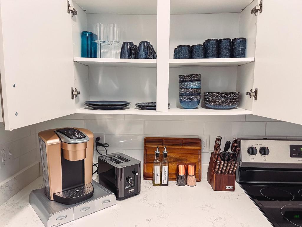 Nhà bếp/bếp nhỏ tại Dolly's Yacht Club - Cozy Retreat Near Broadway