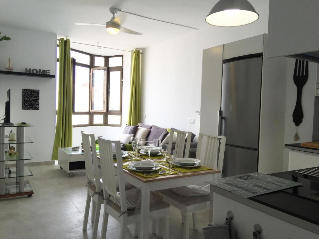 cocina y comedor con mesa y sillas en Mai Apartment, en Las Palmas de Gran Canaria