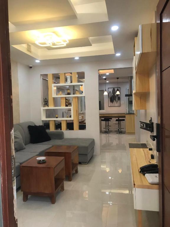 - un salon avec un canapé et une table dans l'établissement House of two levels in Cavite, Lancaster New City GL1, à General Trias