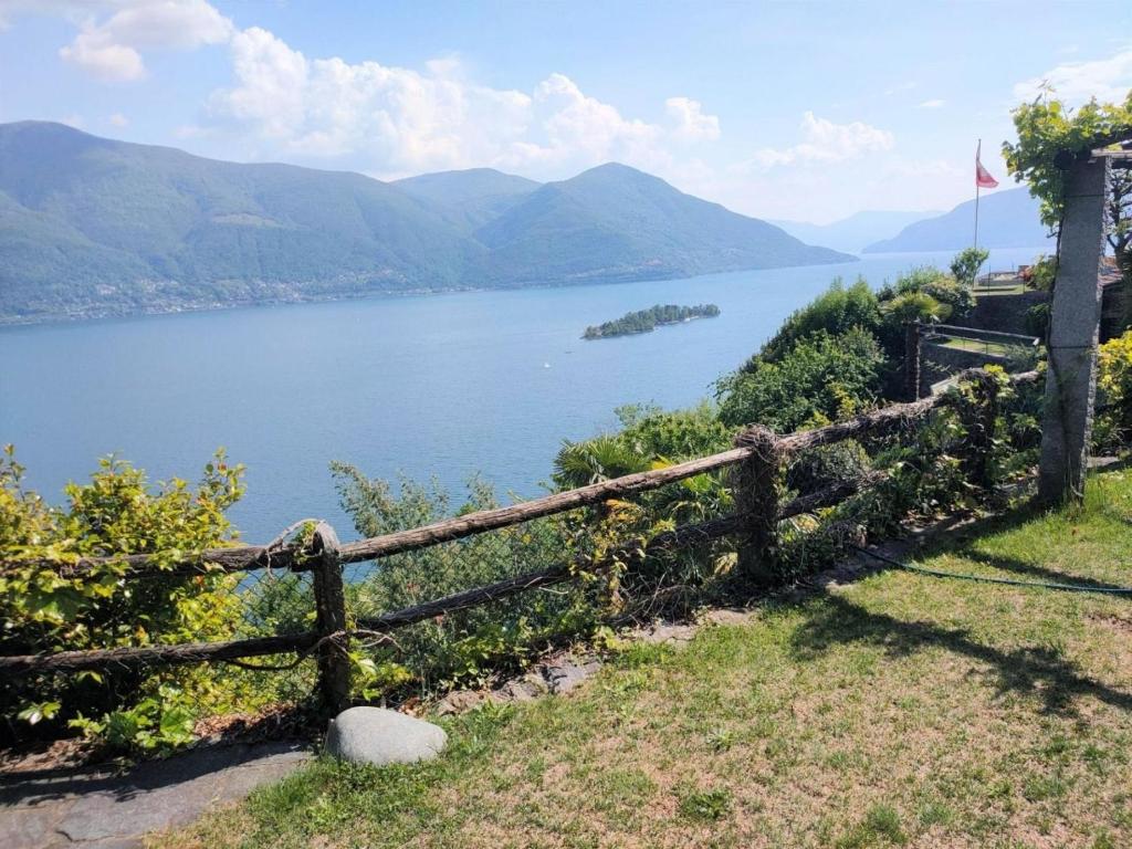 einen Zaun auf einem Hügel mit Seeblick in der Unterkunft Casa "Pipistrello" in Ronco sopra Ascona
