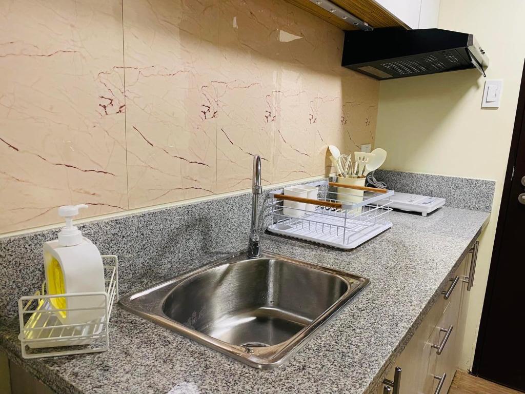 Virtuvė arba virtuvėlė apgyvendinimo įstaigoje Pauline's Getaway near Nuvali Paseo Santa Rosa