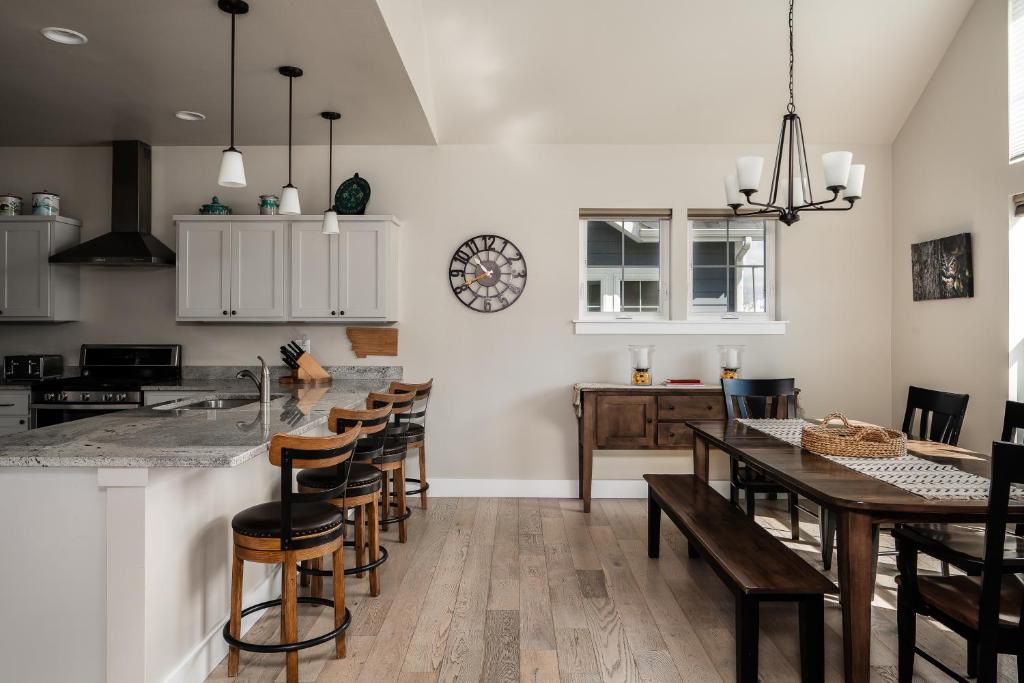 a kitchen with a table and chairs and a counter at Southbridge Cottage: Cozy and Modern Home in Bozeman