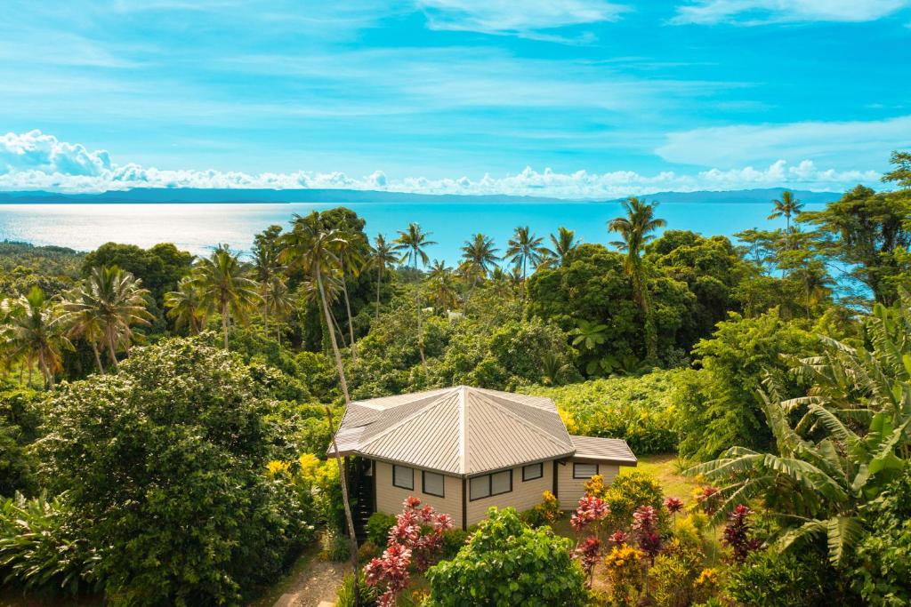 a house in the jungle with a view of the ocean at Vakanananu Retreat in Matei
