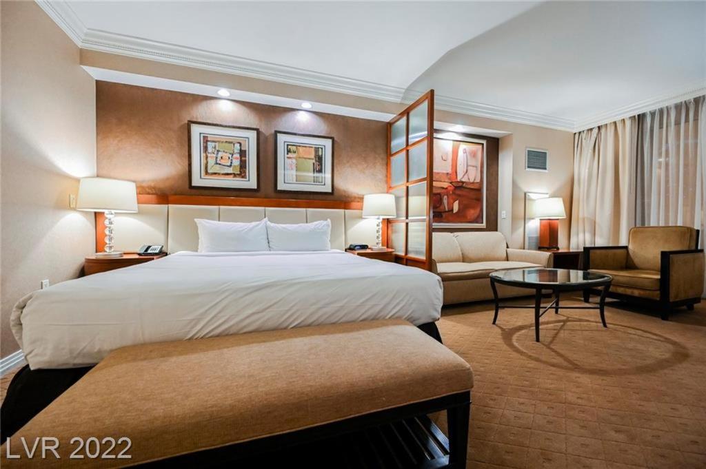 Habitación de hotel con cama grande y sala de estar. en MGM Signature studio No resort fee, en Las Vegas
