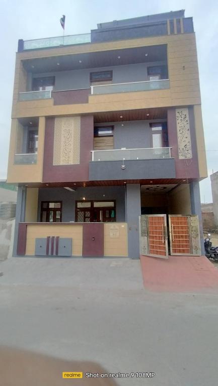 um edifício com muitas portas e janelas em A-one girls PG hostel . em Jaipur