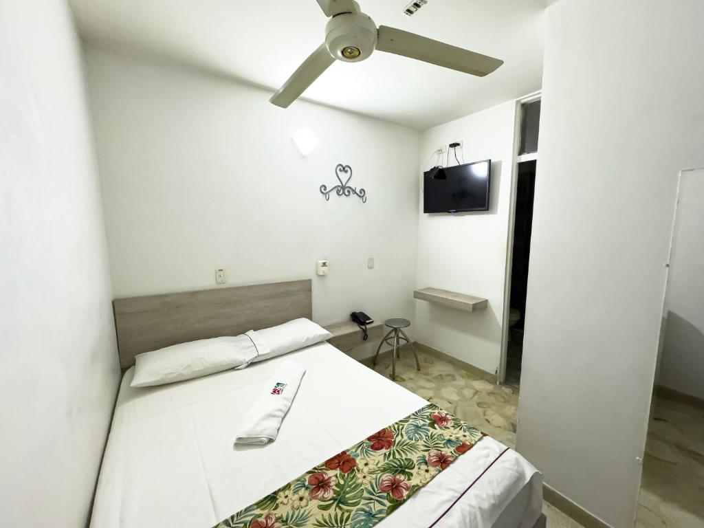 Postel nebo postele na pokoji v ubytování Hotel Macedonia Plaza Medellin