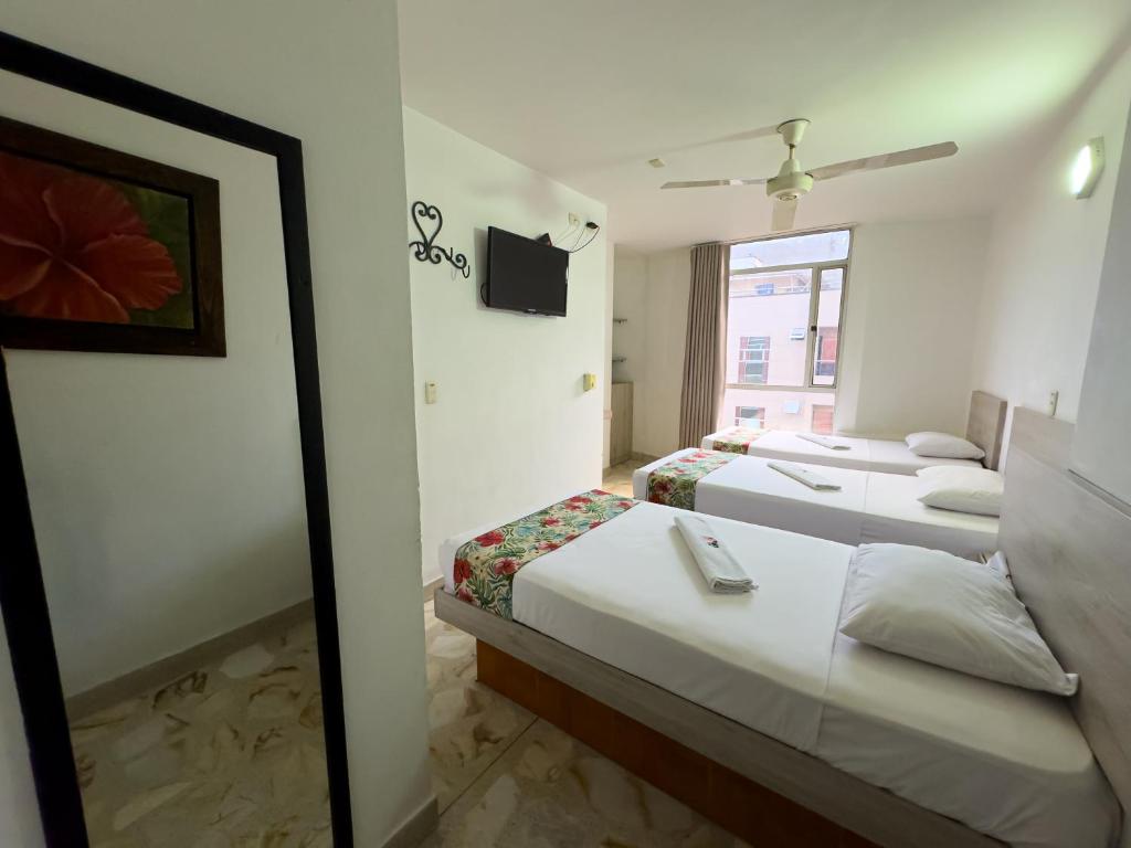 Postel nebo postele na pokoji v ubytování Hotel Macedonia Plaza Medellin