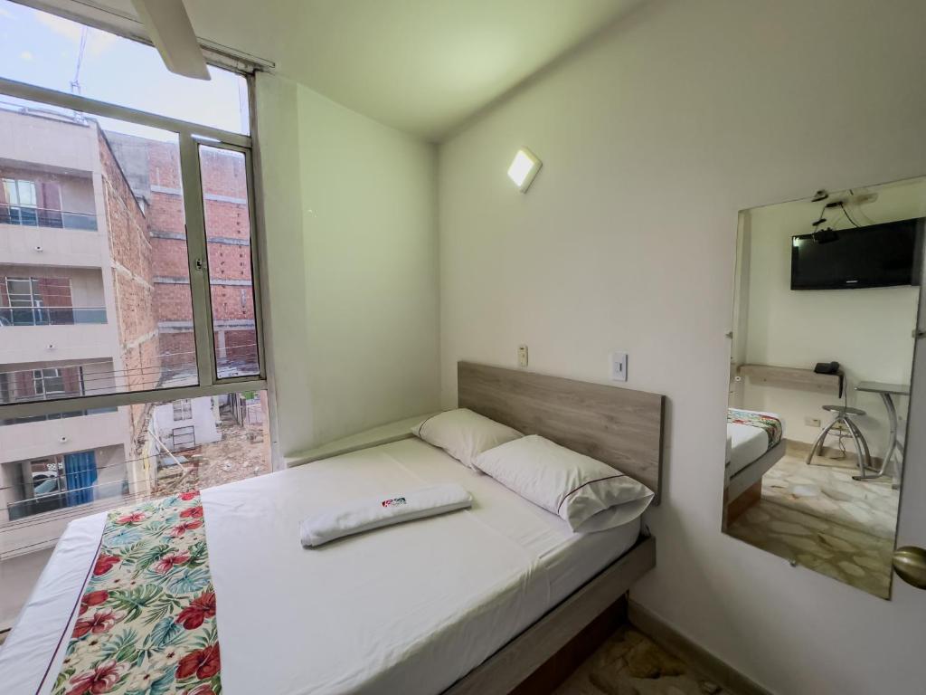Postel nebo postele na pokoji v ubytování Hotel Macedonia Plaza Medellin