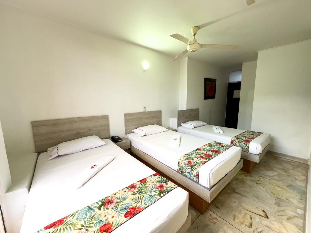 Postel nebo postele na pokoji v ubytování Hotel Macedonia Plaza Medellin