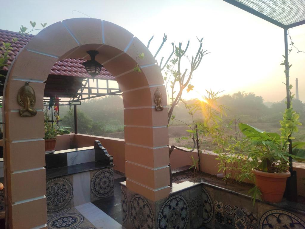 una vista desde el balcón de una casa en Maha Periyava Kuteeram en Kumbakonam
