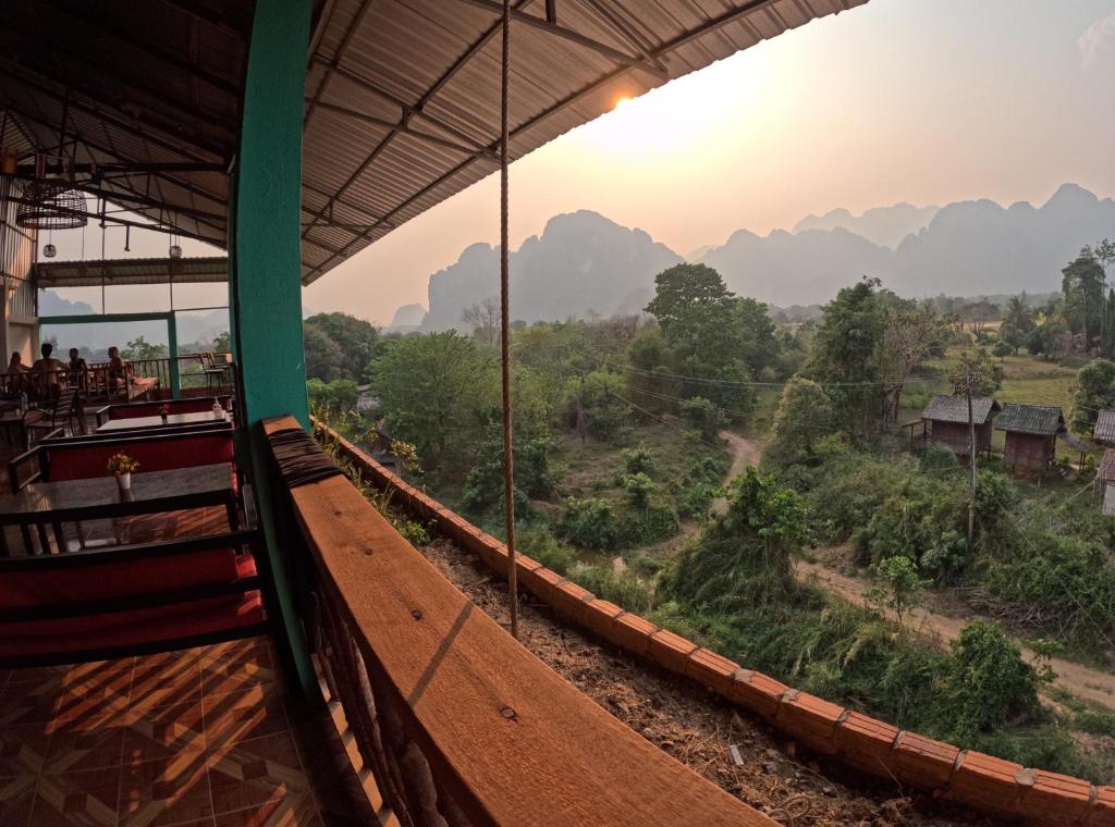 una piattaforma ferroviaria con vista sulle montagne di Blue Sunset Hostel a Vang Vieng