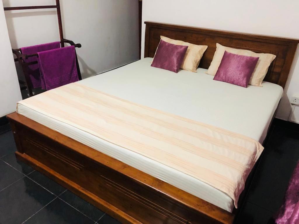 Postel nebo postele na pokoji v ubytování Mango House River Inn Negombo