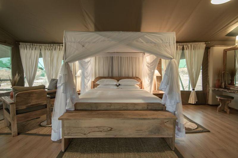 Кровать или кровати в номере MAISHA SWEETWATERS CAMP