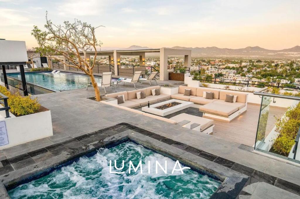 una imagen de una villa con piscina en Lumina at Cardinal Cabo San Lucas, en Cabo San Lucas