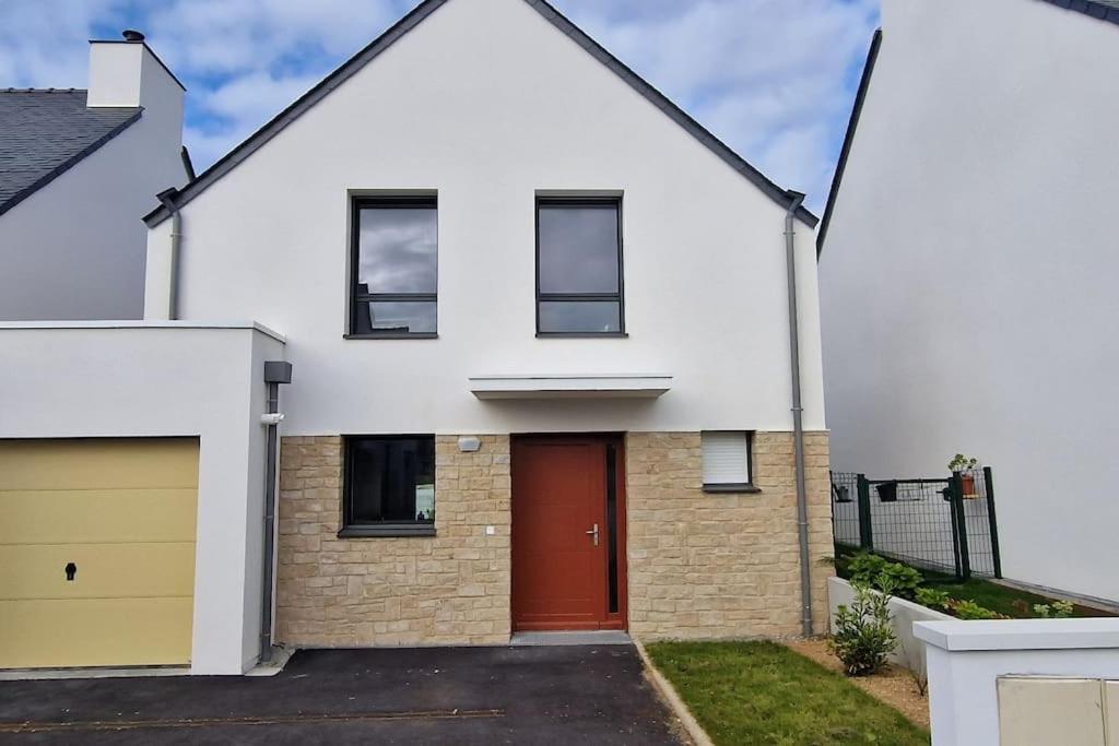 une maison blanche avec une porte rouge dans l'établissement La Villa des Salines, à Carnac