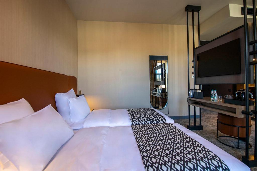 Postel nebo postele na pokoji v ubytování Qarvasla Hotel